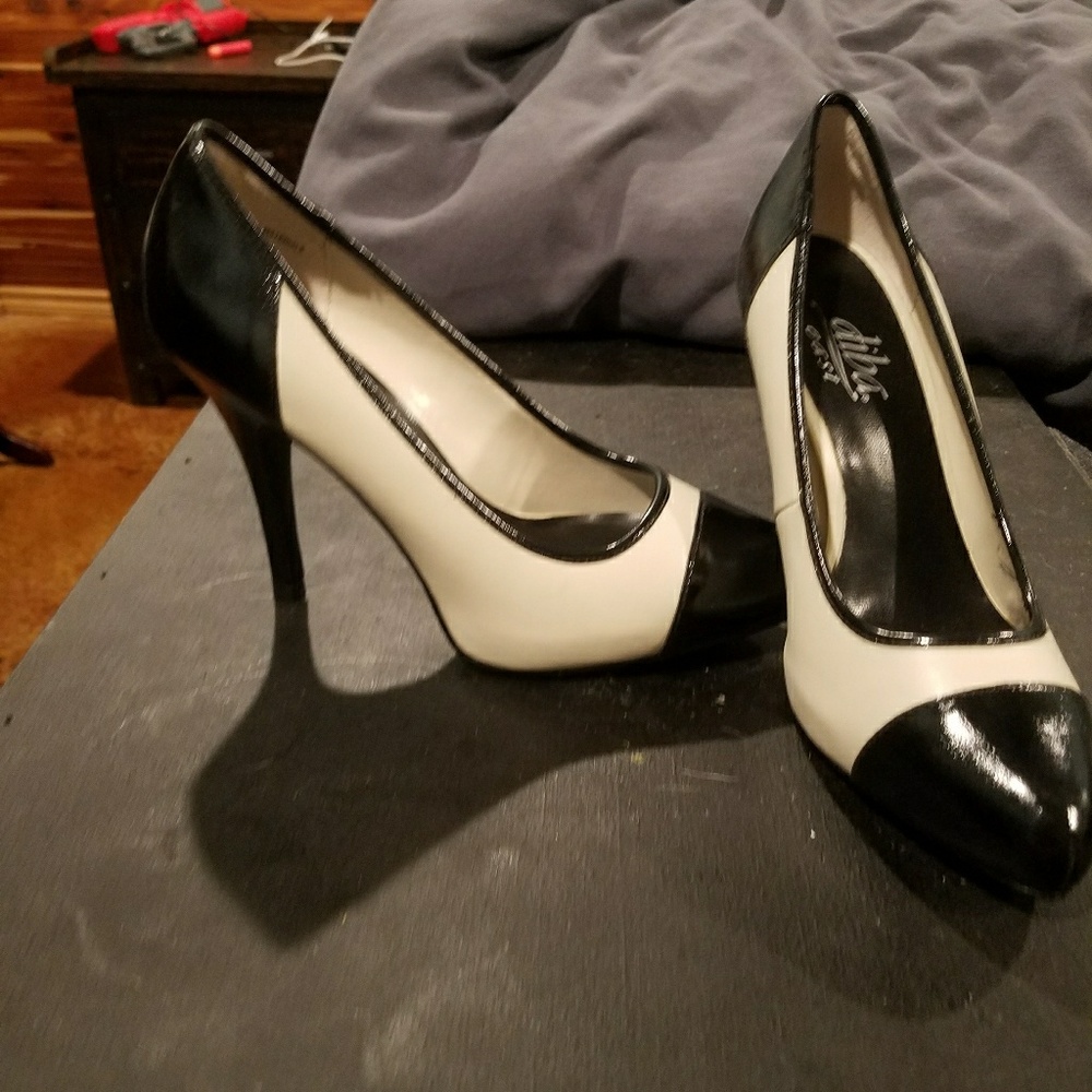 Heels - Picture 2 of 3